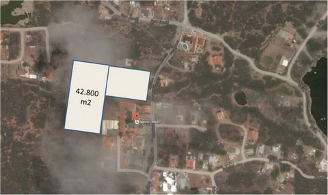 Beautiful located property land of 42.800 m2 / 460695 ft2 located next to the B&B called Sebrina's resort in Matadera, better known as Paraguana. On the property there are two homes and apartments build. Excellent for developing a housing project, ce...