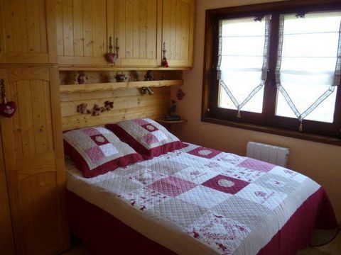 Located in Petit Châtel area, route du Bouchet, Residence Le Sorbier is 500 meters to Barbossine chairlift and 800 meters to the resort center. Surface area : about 37 m². Ground floor. Orientation : South. Living room with bed-settee. Bedroom with d...