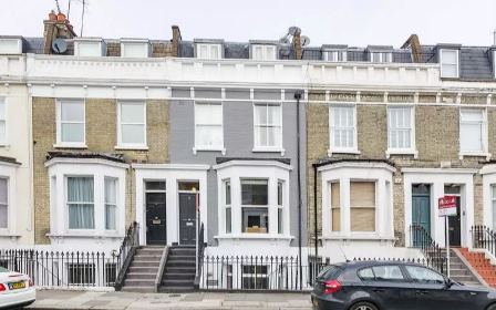 1-bedroom apartment in the heart of Fulham. The property comprises a bright open plan kitchen living space with wood flooring and space for dining. There is a good size double bedroom and a modern bathroom towards the rear of the property. 1-bedroom ...