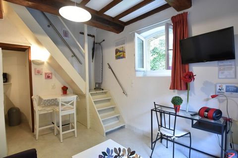 Stay in the heart of Bayeux and enjoy a fantastic vacation from this 1-bedroom cottage. It comes with a heating and cozy living-dining room and can comfortably host a family of 2 or a couple. The central location brings all sights and amenities withi...