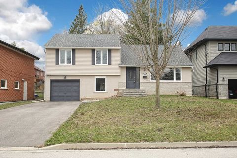 Location!! Location!! Side-Split House For Rent In Heart Of Newmarket, Completely Renovated. Very Bright, Big Windows, Hardwood Flooring. Close To School, Shopping Center, Public Transport. Lovely Backyard. Located In Cul-De-Sac.