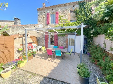 This very pretty stone house with a garden is in the centre of Penne d’Agenais, a medieval village much sought after by locals and tourists alike! An entrance corridor leads into the sitting room 19m², wc, laundry room/boiler room. The sitting room/k...