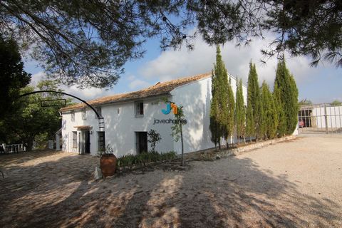 Finca gelegen in Enguera 85 km van Valencia op een perceel van 25.000m2 met 1.200 olijfbomen. Het heeft 2 lounges, een met open haard, een eetkamer met open haard, keuken, 6 slaapkamers, 2 badkamers, 1 speelkamer, barbecue, watertank en elektrische g...