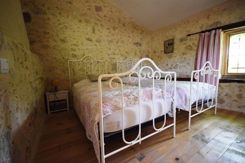 Le Four a Pain (a real old bread oven) is cozy and can accommodate up to 4 people. The house offers enough privacy and is ideal for a family with 2 children, also because there is 1 open bedroom, where the parents' area (with a double bed) is separat...
