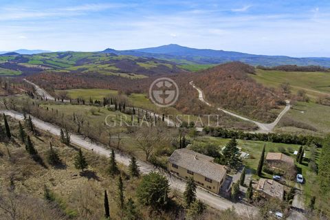 This wonderful property in the municipality of Sarteano, of about 480 sqm, is composed of the main house, two annexes and a panoramic swimming pool. The main house is on two levels. The ground floor is used for agritourism activities and consists of ...