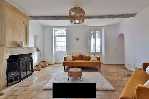 Located in the heart of the Center-Var vineyards, this magnificent 19th century stone bastide, completely redesigned, has retained all its charm. This former wine property of 300m2 is erected on a fenced flat plot of approximately 1900 m2. The outdoo...