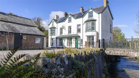 LOCATION The Fox & Goose is situated in a busy location in the centre of the village of Parracombe, which is a rural settlement 4 miles (6 km) south-west of Lynton in North Devon. It is set in the Heddon Valley on Exmoor having a population of around...