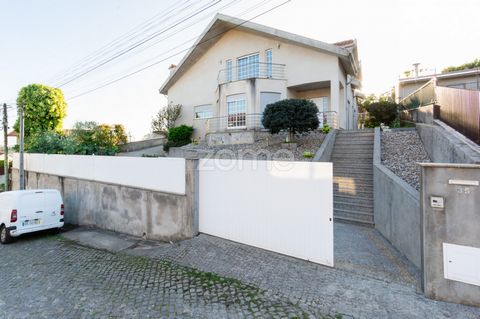 Identificação do imóvel: ZMPT556940 House consisting of 4 bedrooms located on a plot of land with an area of ​​700m2, this is a property with 4 fronts where you will be able to enjoy excellent sun exposure and privacy. House registered in the Matrix ...