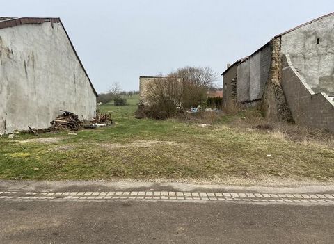 PLOT OF BUILDING LAND OF 528 m² and a plot of land of 1898m². Easy access and service. 15 meters of façade. MORE DOCUMENTS ON REQUEST