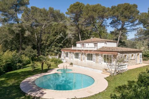 This charming villa is located in a privileged place with more than 200 sqm of living space on a peaceful and wooded plot of 3500 sqm. The calm allows you to enjoy the swimming pool, the tennis court or the pétanque area. It offers 4 bedrooms and 3 b...
