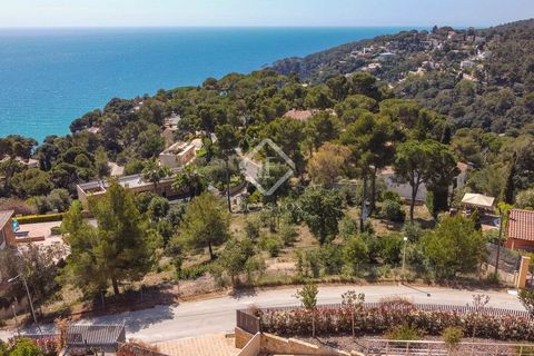 Lucas Fox presents this plot of more than 2,000 m² with a wide façade and frontal views of the sea.