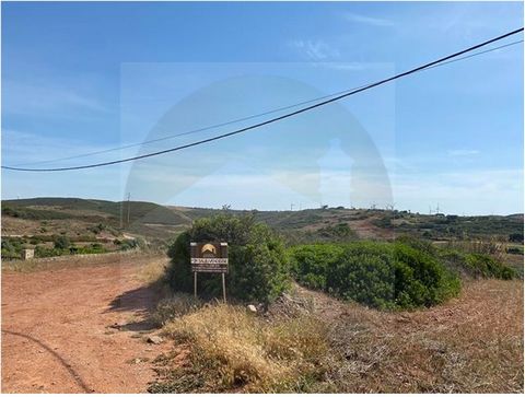Rustic land in Raposeira, with an area of 3920m2 and borehole. The land has great possibilities to be included in the urban perimeter when the PDM is changed. #ref:PR_01