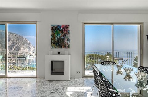 With a garden, several terraces and a swimming pool, this beautiful family villa, available for sale in Eze seaside, will please you with its beautiful panoramic sea view. On a beautifully landscaped plot of 400 m2 with swimming pool, this elegant mo...