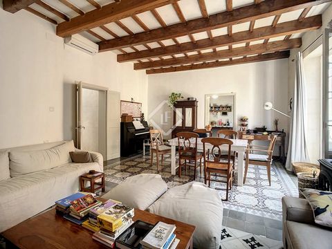This beautiful town house of more than 300 m² is located in the heart of the capital of Menorca, Maó. The house is distributed over three floors. On the ground floor we find the entrance hall and some stairs that take us to the lower ground floor. He...