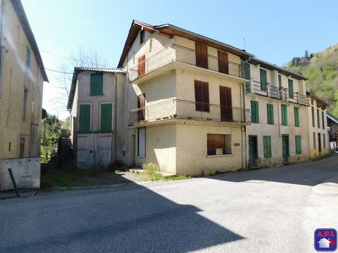 VILLAGE HOUSE In the heart of a village in the Massat valley. Ideal first purchase or for secondary residence, house type 5 on 3 levels. To refresh. Detached plot of 250m² for vegetable garden or other, located 100 meters from the house. Fees charged...