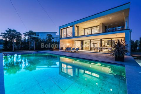 Spectacular new villa with saltwater pool, gym and outdoor kitchen in Puerto Pollensa EXCLUSIVE TO BALEARIC PROPERTIES! Modern, streamlined villa, built to very high standard, energy efficient and environmentally friendly. Occupying a plot of around ...