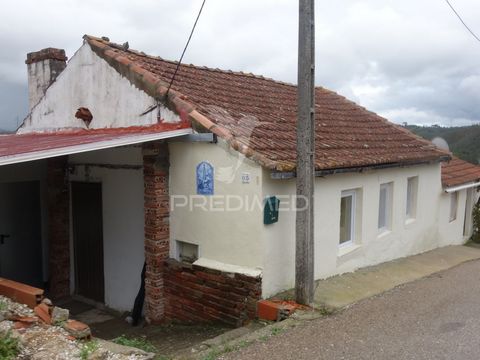 Set of properties, Várzeas, Vila de Rei, Castelo Branco Two villas with 320 gross area, 1 ruin and 4 plots totaling 20,000m2. Borehole, possibility of joining land with water spring. Downtown, 5min from Vila de Rei, close to several river beaches, Ca...
