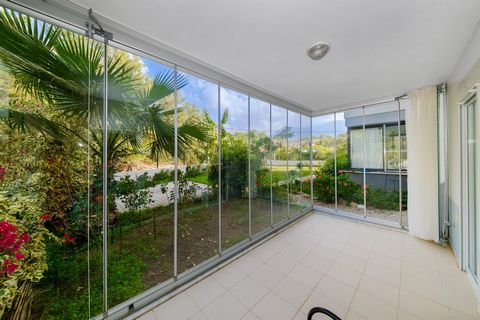 Convidamos você para o Oba Portakal Comlex, que abre as portas de uma vida pacífica entrelaçada com a natureza. O apartamento em nosso anúncio está localizado no térreo e tem uma largura de 85 m². Nosso apartamento, que tem 2 quartos e uma sala de es...