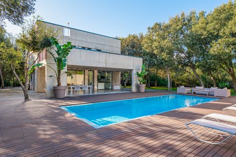This unique villa in the modern Bauhaus style can be found in the midst of untouched nature and an approx. 26,000 m2, completely fenced property. A representative driveway, which is beautifully illuminated at night, leads to the house. The house itse...