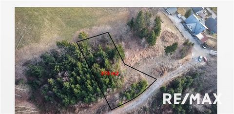 In a beautiful location in Laseno we intervene in the sale of a built-up plot. According to GURS, the plot measures 979 m2 and is completely built up. While actual use represents mixed land, which may also be an advantage for the new owner, it also h...