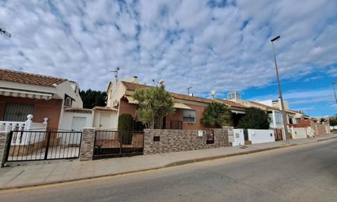 Great opportunity to buy this magnificent Bungalow on 1 floor in Pilar de la Horadada with private solarium and views of the green area The house has a total of 2 bedrooms, 1 full bathroom, living/dining room, American kitchen with access to a galler...