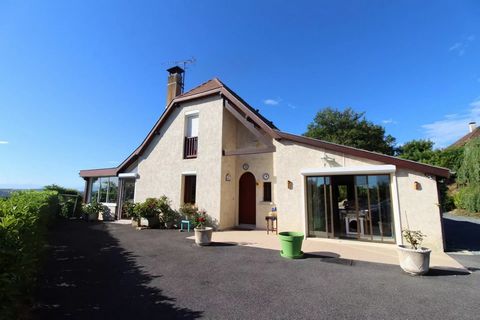 Charming neo-Béarnaise house offering breathtaking views of the majestic Pyrenees mountains, located just 5 minutes from the centre of the spa town of Salies-de-Béarn. With its 166m² interior the property consists of a bedroom, office, bathroom, spac...