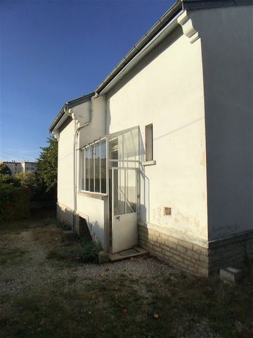 Close to the city center, pavilion built in 1970 on basement with enclosed land of 800 m2. Entrance via a 5m2 veranda, toilets and storage. Modern kitchen with central island in living room with a contemporary fireplace. Possibility of making a terra...