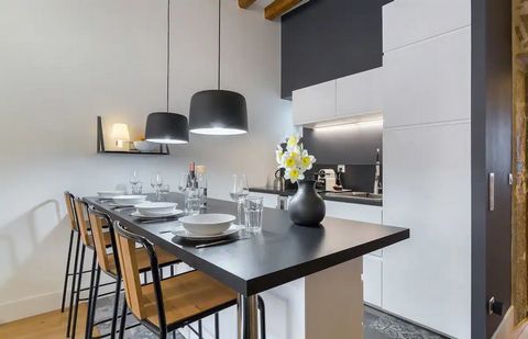 Come and discover the Suite Boissac for a charming stay in Lyon... Located 20m from the Place Bellecour, the location of this apartment makes it an address of choice to enjoy the heart of the Presqu'île. The charm of this stone and exposed beams apar...