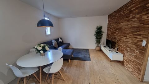 Apartment located on the 1st floor of a very quiet building. Fully equipped with all appliances (washing machine, dishwasher, microwave, oven, iron...), individual heating, and hot water tank. In the surroundings: Metro line 9 (2 min) Metro line 5 (6...