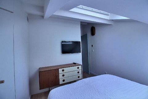 MOBILITY LEASE ONLY: In order to be eligible to rent this apartment you will need to be coming to Paris for work, a work-related mission, or as a student. This lease is not suitable for holidays. This 2 bedroom flat is on the 3rd floor without a lift...