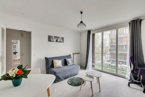 At the gates of Paris, this apartment entirely furnished with care and taste offers you a warm and cozy place where you just have to drop your suitcases! It offers you a lot of storage space, a working space, a fully equipped kitchen, and a very comf...