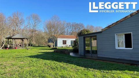 A25717KRW85 - In a bucolic setting near the centre of Talmont Saint Hilaire, you'll find this comfortable 100 m2 house, comprising a spacious living room with a pellet stove, an open-plan kitchen with a wood burning cooker, two bedrooms, a toilet, a ...