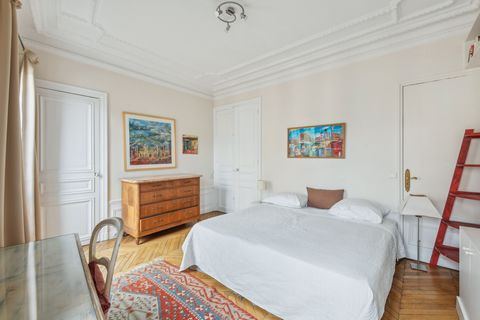 Offrez-vous un séjour d'exception dans notre appartement spacieux et raffiné niché rue de Sévigné dans le vibrant 4ème arrondissement de Paris. Perché au 5ème étage, profitez d'une vue imprenable sur le quartier rendue facilement accessible par l'asc...