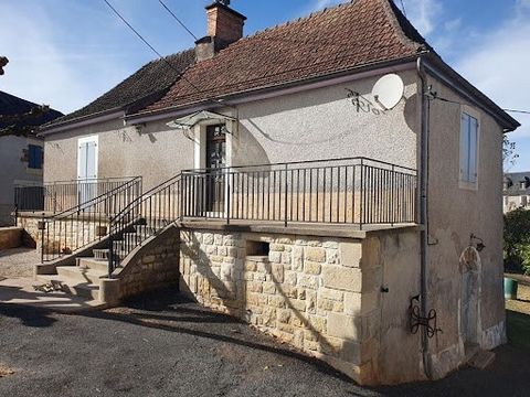 20 minutes from Terrasson and 15 minutes from Hautefort in the town of Châtres (24120) House to renovate with its outbuildings on a plot of land of about 3000m2. 106 000 euros agency fees paid by the seller. Beautiful property to restore consisting o...