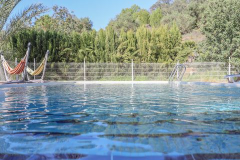 Situada a los pies del Parque Natural Sierra Norte de Sevilla y en las afueras de Lora del Río, esta espectacular casa rural ofrece una refrescante piscina privada rodeada de un exuberante entorno natural y tiene capacidad para 8 huéspedes. Los exter...
