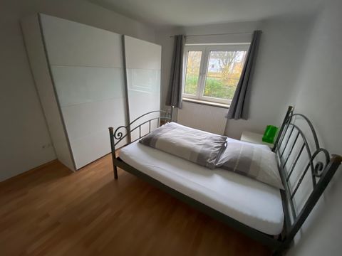 Sehr geräumiges Appartement mit knapp 50qm. Zwei geräumige Zimmer Auch ideal als Doppelbelegung Küche vollständig eingerichtet inkl. Ceranfeld, Kühlgefrierkombination, Waschmaschine, Geschirrspülmaschine und ausreichend Stauraum und Sitzmöglichkeit. ...