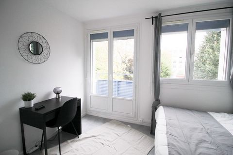 This 12m² room is fully furnished. It has a double bed (140x190), a bedside table with lamp and a large mirror at the head of the bed. There is also a work area with a desk, chair and lamp. The bedroom also has plenty of storage space: a wardrobe wit...