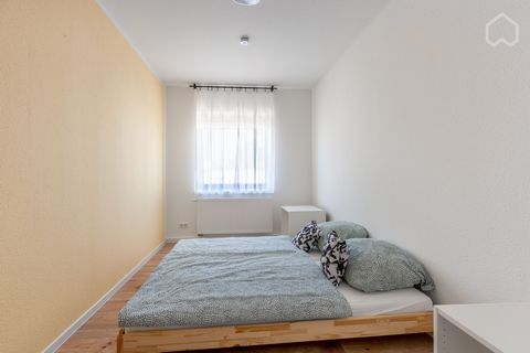 New renovated and modern furnished in 2022, our Chameleon, your temporary accommodation (98 m²), welcomes you very warmly in the state capital Saarbrücken. The flat is located in a traffic-calmed area in the historic district of Sankt Arnual. Our cen...