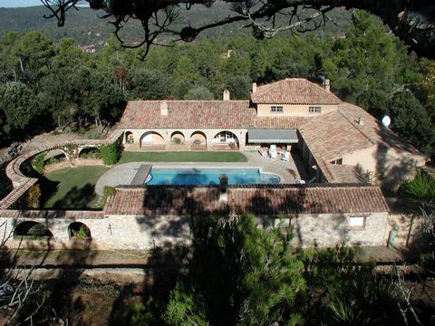 Located off a small country lane just outside the medieval village of Correns, this beautiful house is built in the Etruscan style using old stone and centred around the courtyard with the large swimming pool in the middle. Set in 3.5 hectares of pin...