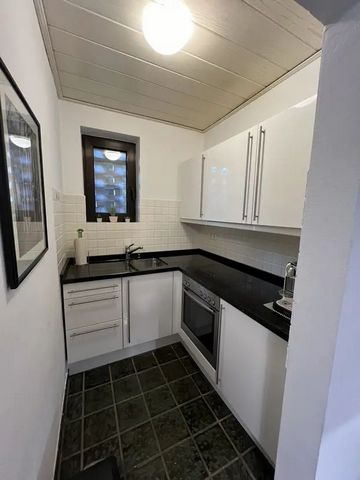 The modern one-room single apartment (in a detached house with its own entrance) has its own terrace with a small garden area, underfloor heating, floor-to-ceiling terrace windows, is fully equipped and is in an absolutely quiet yet central location ...