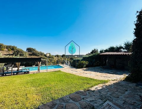 Freistehende Villa auf einem Grundstück von 1.000 m² in privilegierter Lage von Cerro de Alarcón II. Wohnung mit einer bebauten Fläche von 290m² auf zwei unabhängigen Etagen. Sehr komfortables Anwesen, mit einem wunderschönen Gartenbereich mit Swimmi...