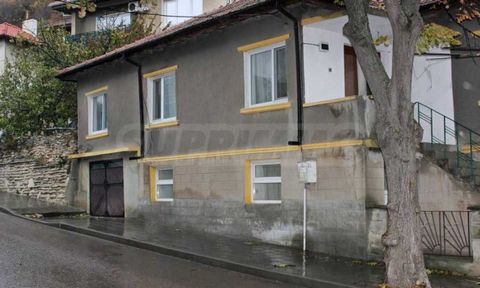 Agence SUPRIMMO : ... Nous vous présentons à la vente une ancienne maison de deux étages avec garage dans la partie centrale de Balchik. La maison a été construite en 1961 sur un terrain de 200 m² et dispose d’un toit rénové il y a 12 ans. La maison ...