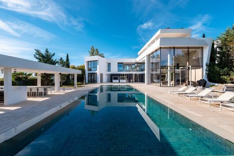 This contemporary highend villa boasts a very privileged frontline golf location in the heart of the exclusive golf resort Los Flamingos Benahavis Set on a generous plot the house is distributed over 3 levels connected with a lift Facing towards the ...