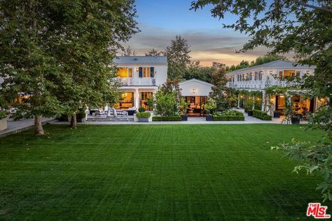 Een prachtig landgoed genesteld op 1,2 uitgestrekte hectare in het hart van Beverly Hills, 1028 Ridgedale Drive lonkt met iconisch L.A. wonen dat luxe in elk opzicht volledig belichaamt. Met een indrukwekkende 12 slaapkamers, in totaal 18 badkamers e...