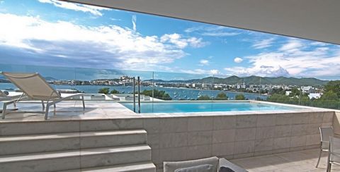 Ten ekskluzywny i luksusowy dom designerski położony jest nad brzegiem morza, w zatoce Talamanca, z którego roztacza się spektakularny widok na morze i Formenterę. Znajduje się w Es Puet, jednym z najbardziej ekskluzywnych kompleksów mieszkalnych na ...