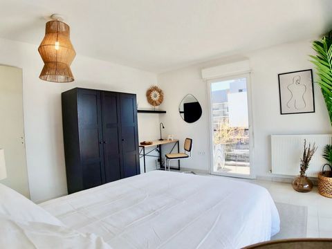 We welcome you to Bordeaux where we present this bright 15 m² room in a coliving apartment located in the Ginko eco-district. Arranged and redesigned, this room offers a functional desk and clever storage. By choosing this room, you will have all the...