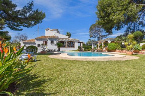 Large and comfortable holiday house in Javea, Costa Blanca, Spain with private pool for 8 persons. The house is situated in a residential beach area and at 2 km from El Arenal, Javea beach. The house has 4 bedrooms and 3 bathrooms. The accommodation ...