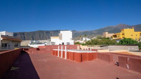 We present an exceptional property on Calle del Calvario number 45, in the municipality of Güímar, with a built-up surface area of 330 m2, plus 21m2 of interior patio, which makes it ideal for a residential investment. In addition, it has an urban la...