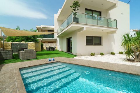 Villa merveilleuse et de luxe avec piscine privée à Javea, sur la Costa Blanca, Espagne pour 6 personnes. La maison de vacances est située dans une région balnéaire et résidentielle, près de restaurants et bars, de magasins et de supermarchés, à 100 ...