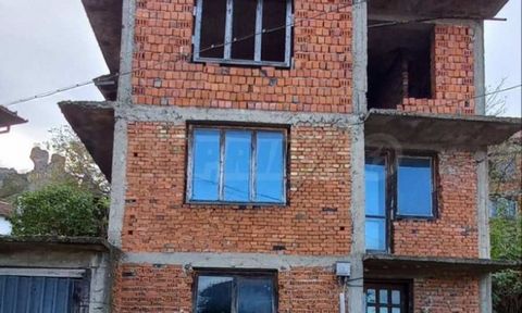 Agence SUPRIMMO : ... Nous présentons à la vente une maison de trois étages à 100 m de la forteresse de Kaleto à Belogradchik. Le bâtiment a une superficie totale de 276 m², avec une structure en béton armé, partiellement finie. Le premier étage est ...